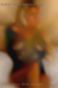 Big bouncy Ohio swinger jugs and fat arse awaits you.